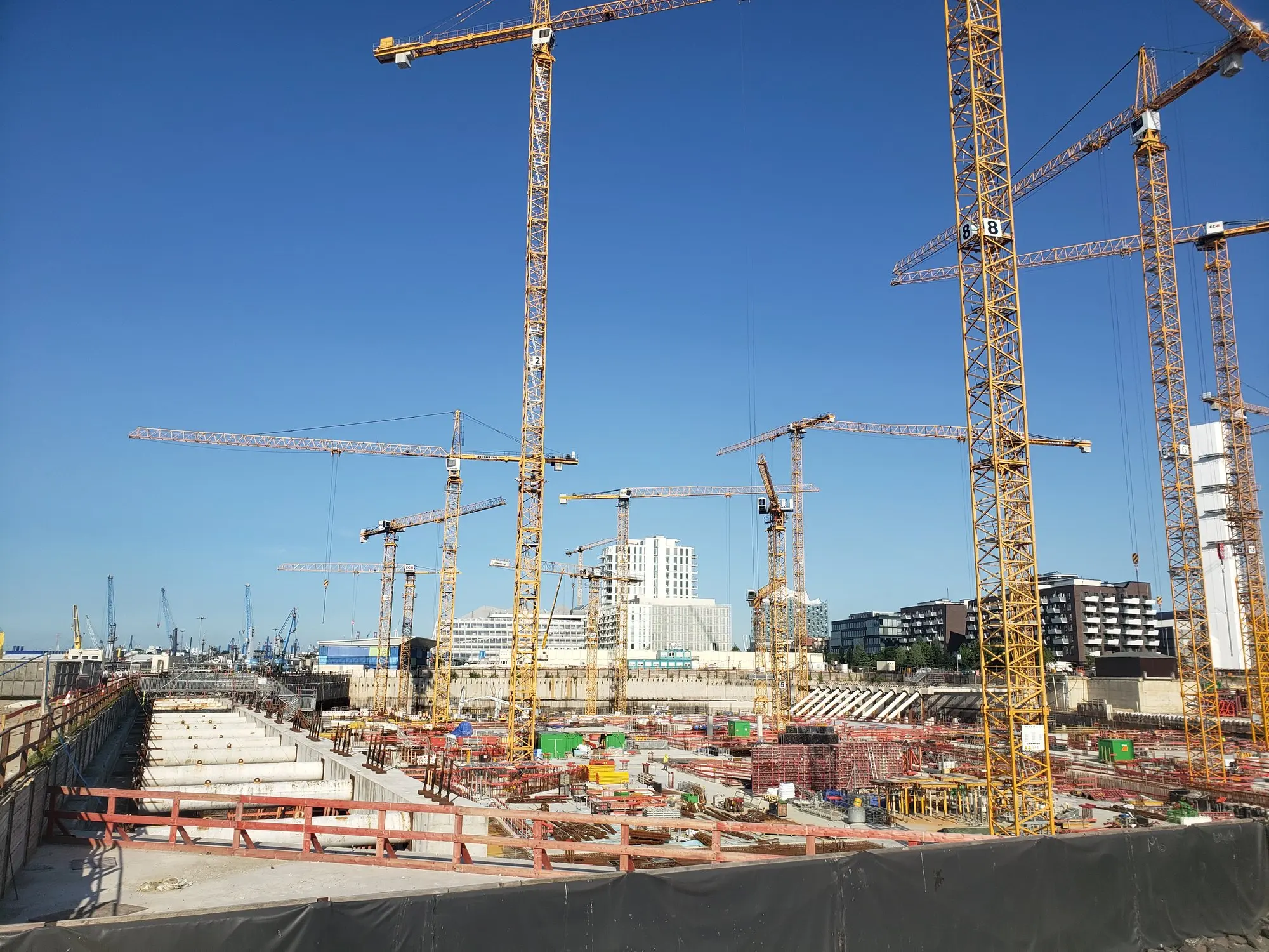 Kranwald über der Großbaustelle im Überseequartier der Hamburger HafenCity