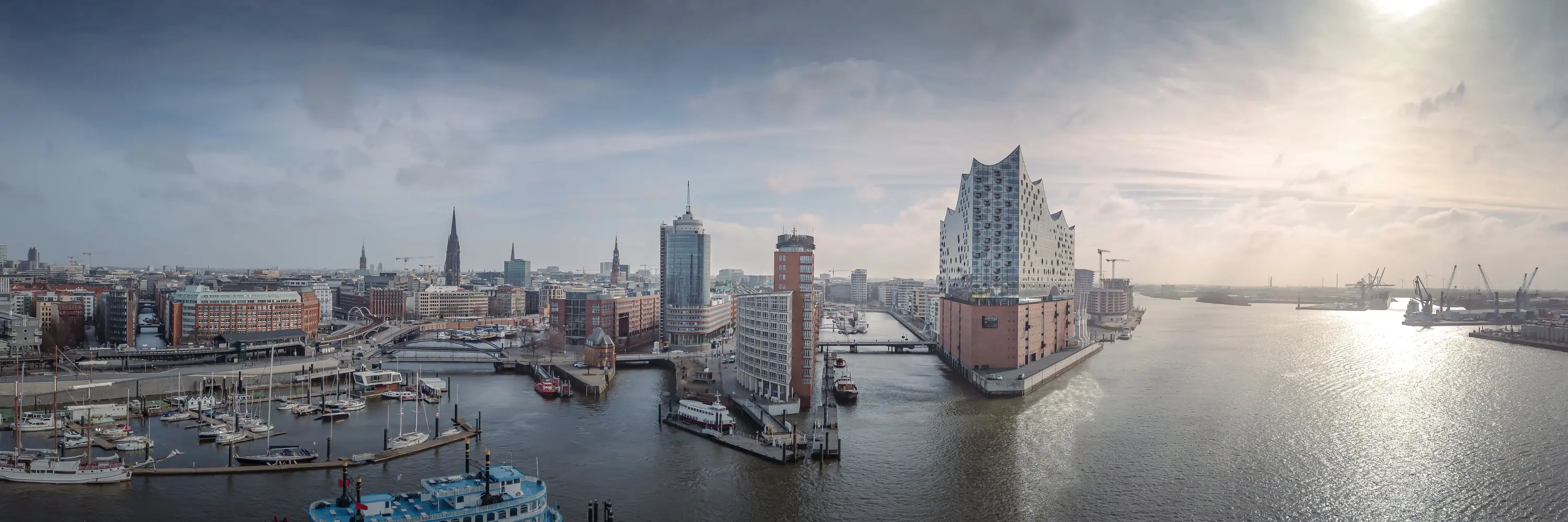 Panorama der Hamburger HafenCity mit Elbphilharmonie, Speicherstadt und Hafen