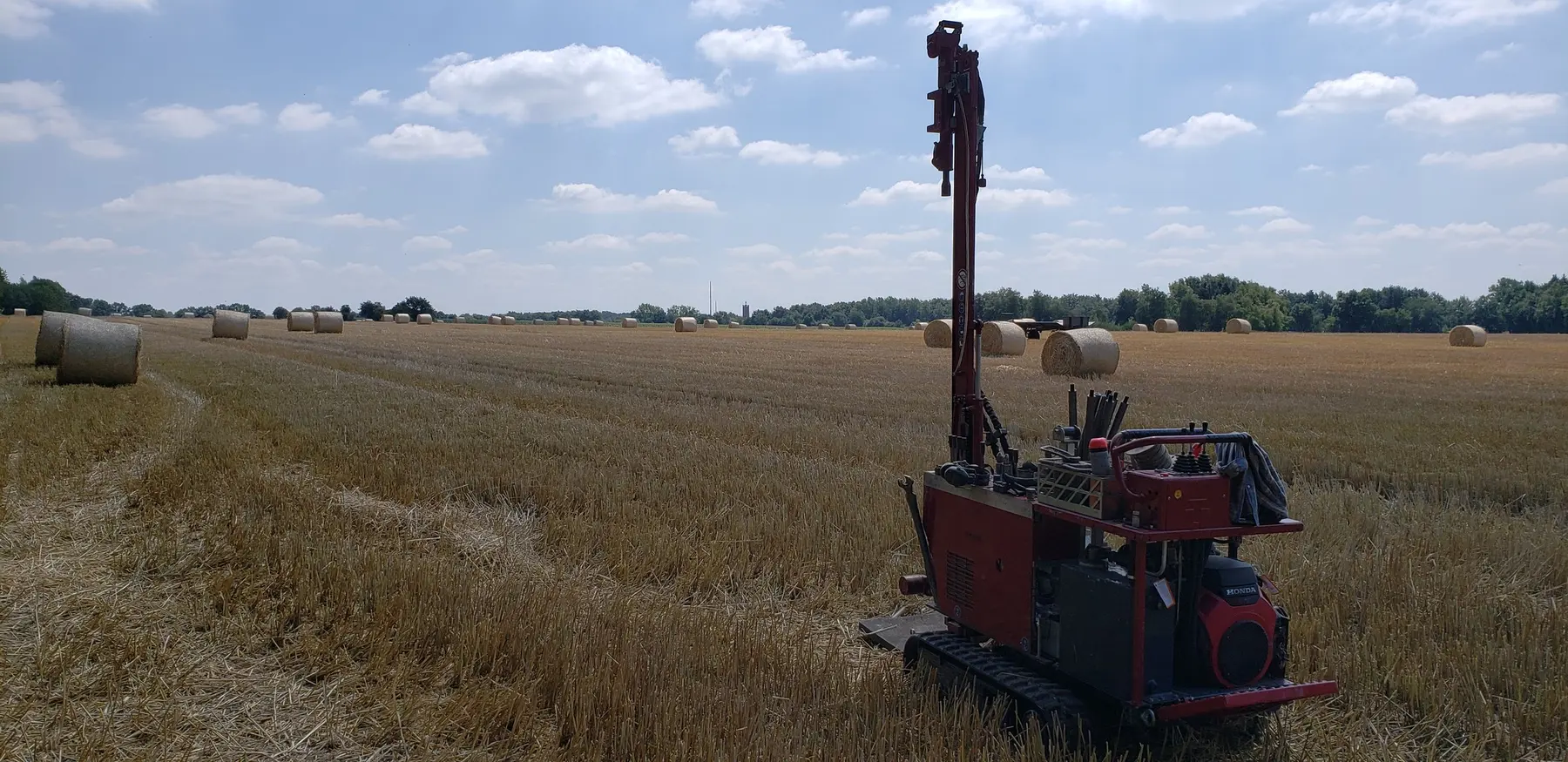 Raupenbohrgerät auf einem abgeernteten Feld in Schleswig-Holstein