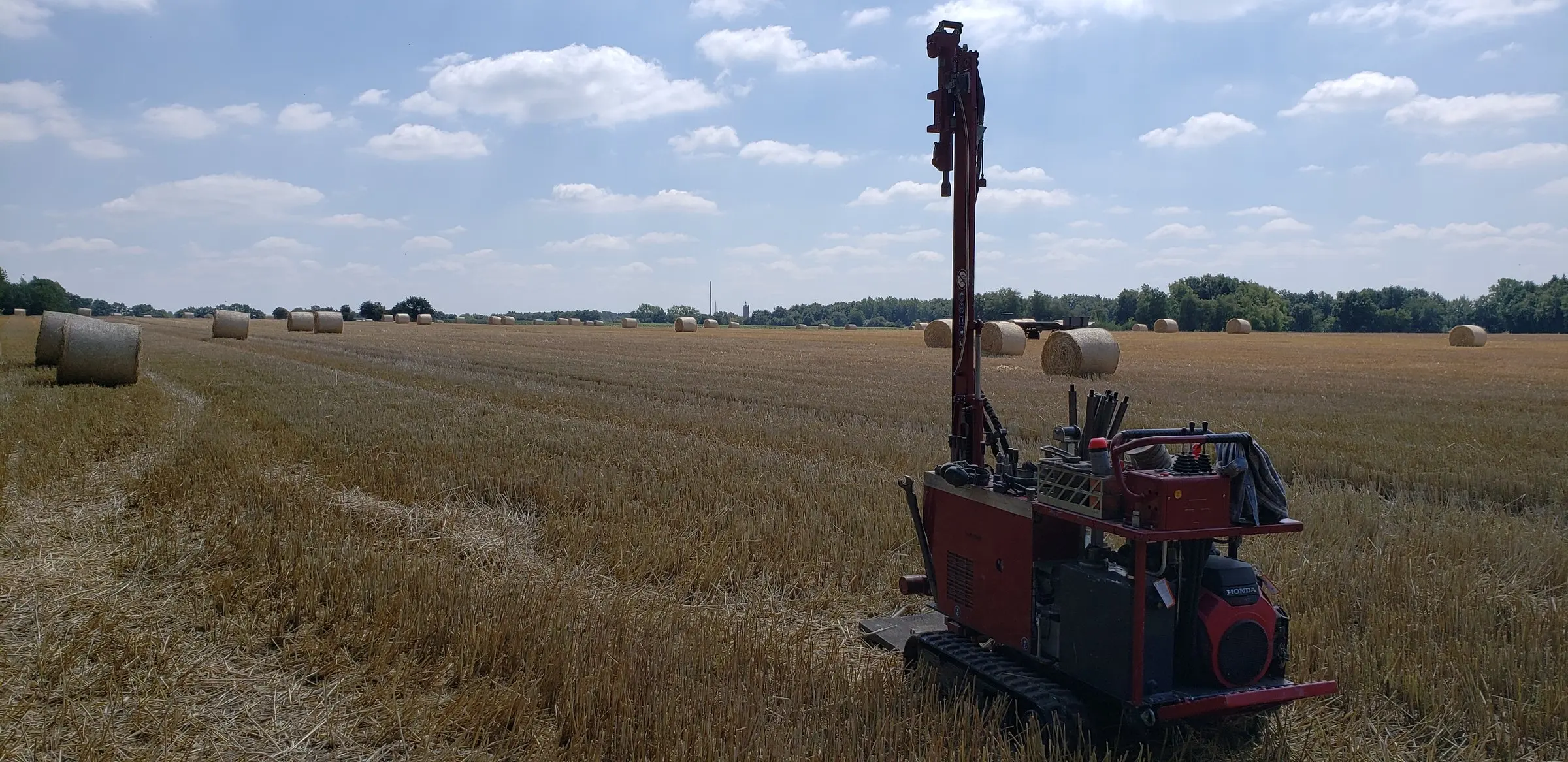 Raupenbohrgerät auf einem abgeernteten Feld in Schleswig-Holstein